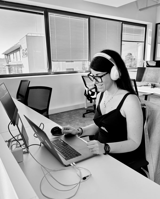 Bérangère Gonzalez en appel visio, casque sur les oreilles